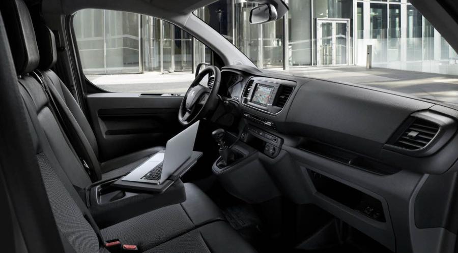 Интерьер Peugeot Expert 2016 года  (фото 16 из 48)